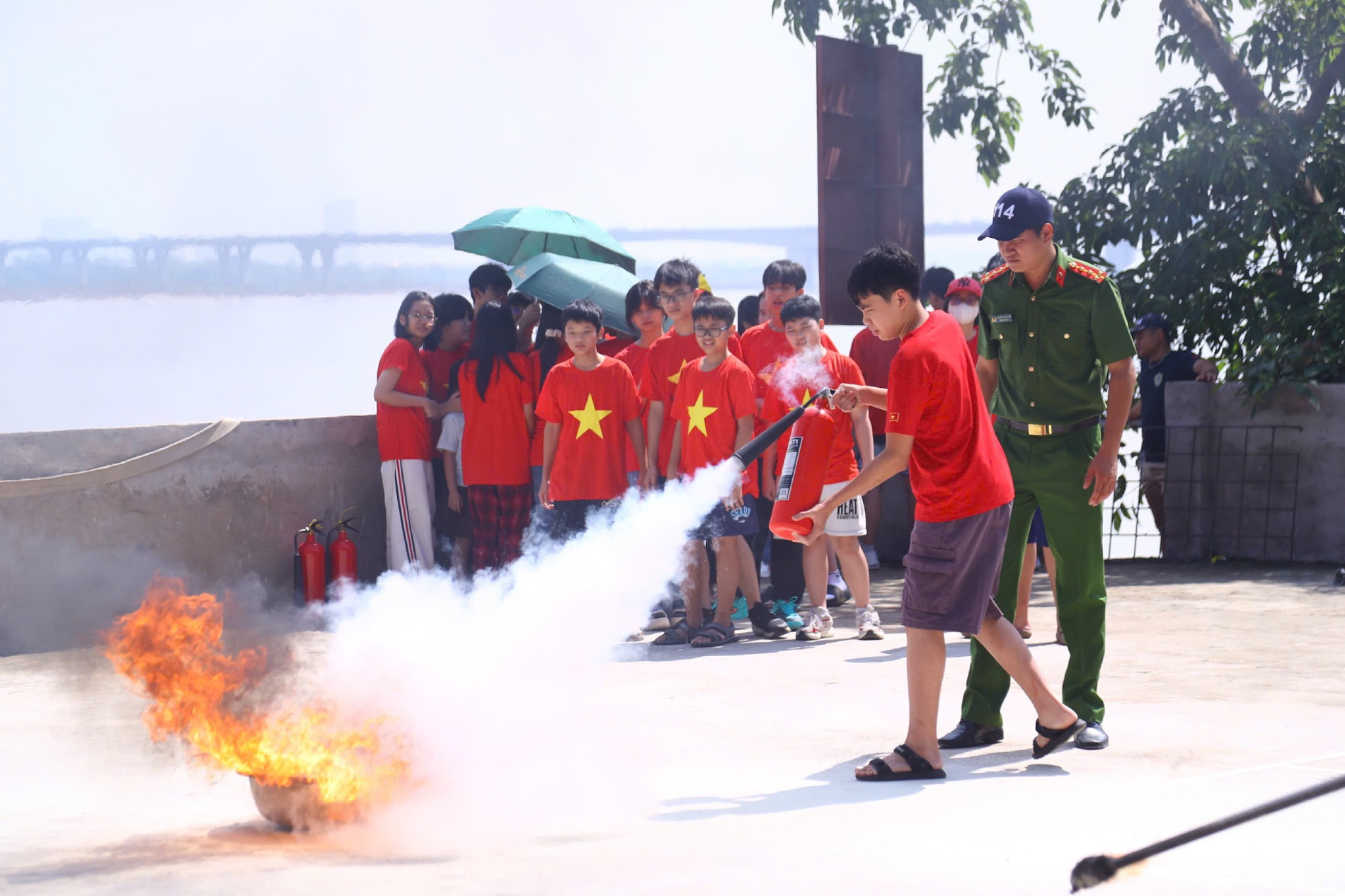 Công an TP Hà Nội tập huấn kỹ năng cứu người đuối nước cho học sinh 

